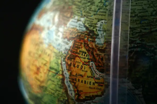 كرة أرضية تتوسطها شبه الجزيرة العربية، والرياض في قلب سوق العملات الرقمية السعودي
