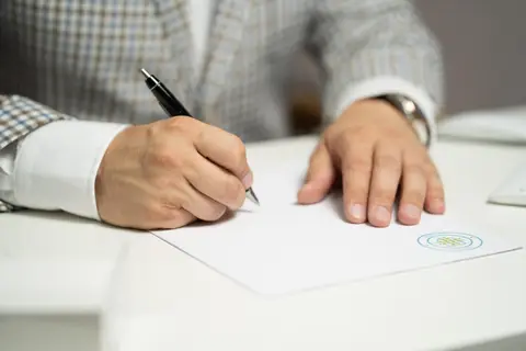 توقيع عقد، كما تُسوّى صفقات العملات الرقمية الكبيرة خارج المنصّة OTC