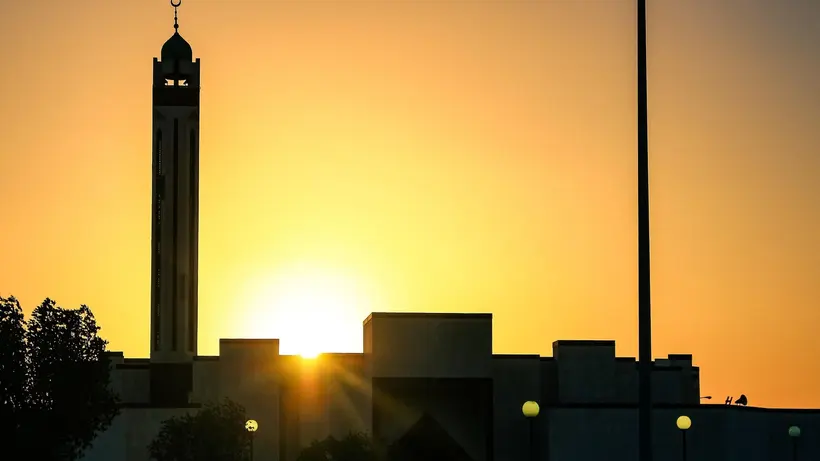 مئذنة مسجد عند الغروب تعبّر عن الاعتبارات الشرعية خلف الحساب الإسلامي في Bybit للمستخدم السعودي